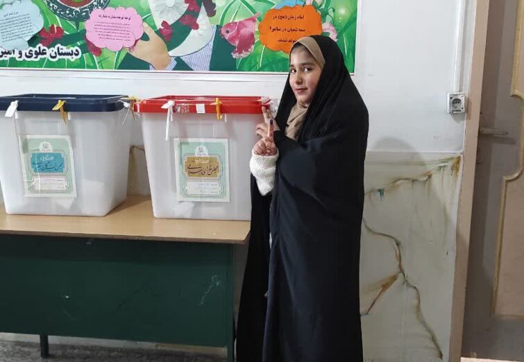 گزارش تصویری از حضور کودکان ،کهنسالان و شهروندان ازنایی در پای صندوق های رای